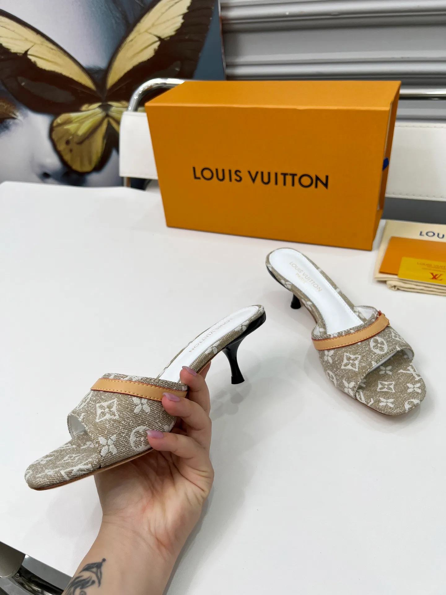 👟👟Ex-factory price 440👟👟 LV new denim kitten heel slippers 2025 summer must-have for goddesses, original replica, super comfortable on the feet. Show off the queen's temperament, the heel height is 9.5CM, which shows your temperament without being tiring. Leather outsole. Standard code: 35-42 (41 and 42 codes are customized, non-returnable and non-exchangeable)